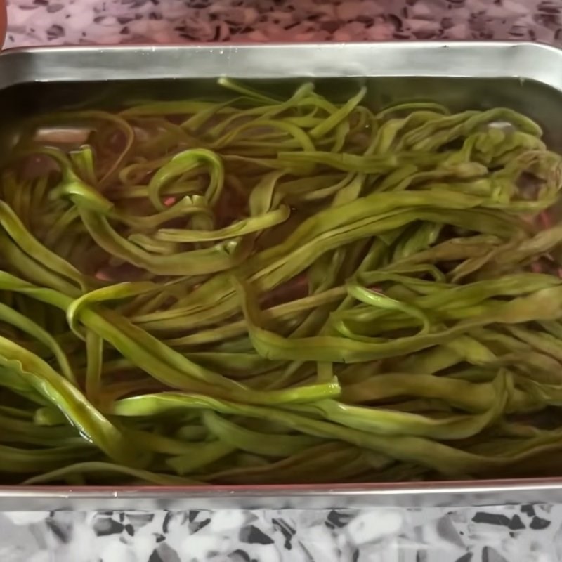 Bước 1 Ngâm nở rau tiến vua và nấu nước giấm đường Gỏi rau tiến vua tôm thịt