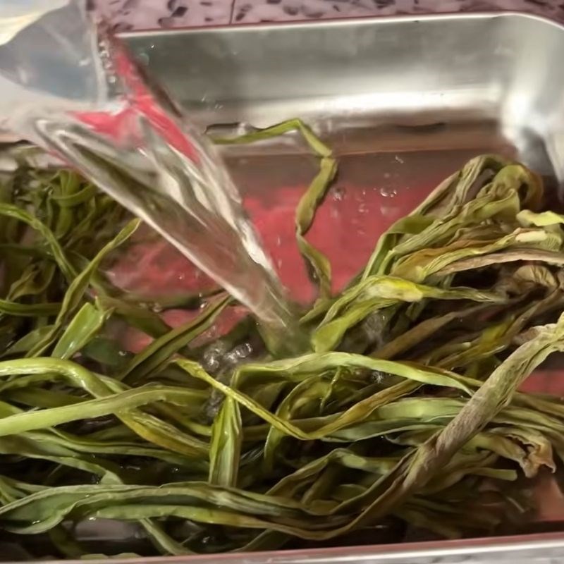 Bước 1 Ngâm nở rau tiến vua và nấu nước giấm đường Gỏi rau tiến vua tôm thịt