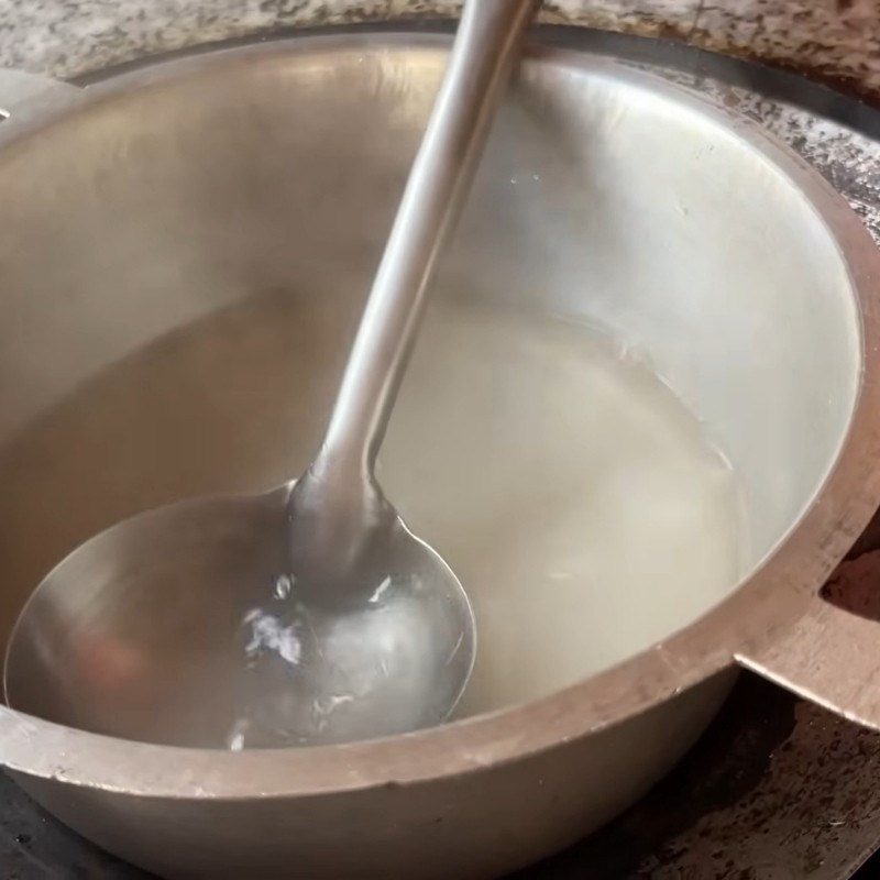 Bước 1 Ngâm nở rau tiến vua và nấu nước giấm đường Gỏi rau tiến vua tôm thịt