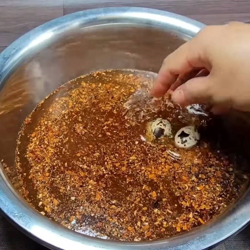 Bước 2 Ngâm trứng cút với thảo mộc Trứng cút nướng muối Trung Hoa