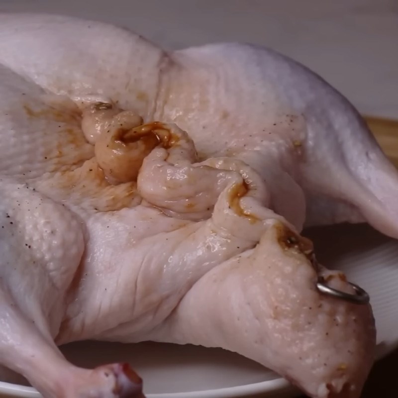 Bước 5 Nhồi tương và may kín bụng vịt vịt quay tiêu