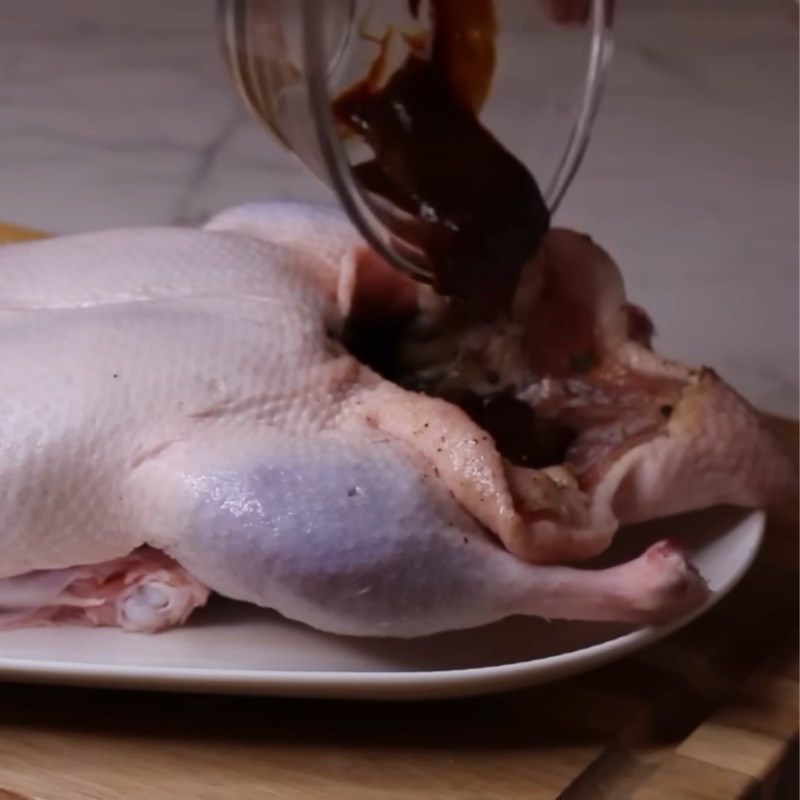 Bước 5 Nhồi tương và may kín bụng vịt vịt quay tiêu