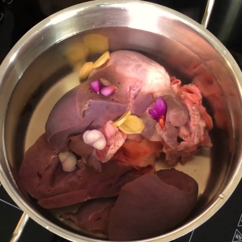 Bước 2 Ninh cháo và luộc tim, gan, lưỡi Bánh hỏi lòng heo