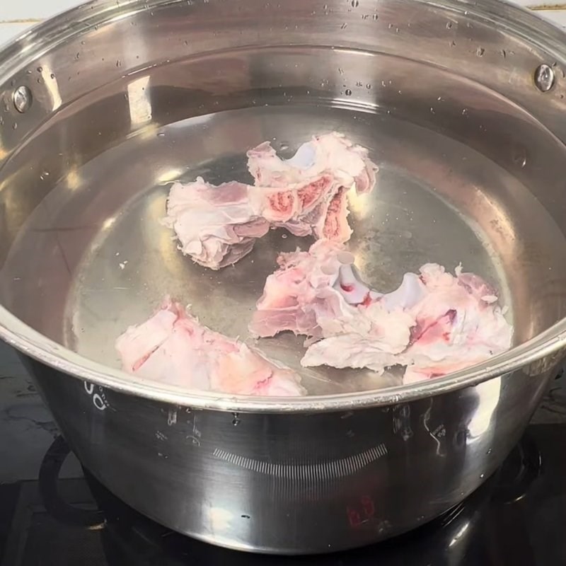 Bước 1 Ninh nước dùng xương ống heo Miến lươn Nghệ An