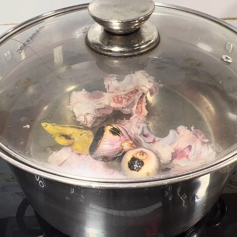 Bước 1 Ninh nước dùng xương ống heo Miến lươn Nghệ An