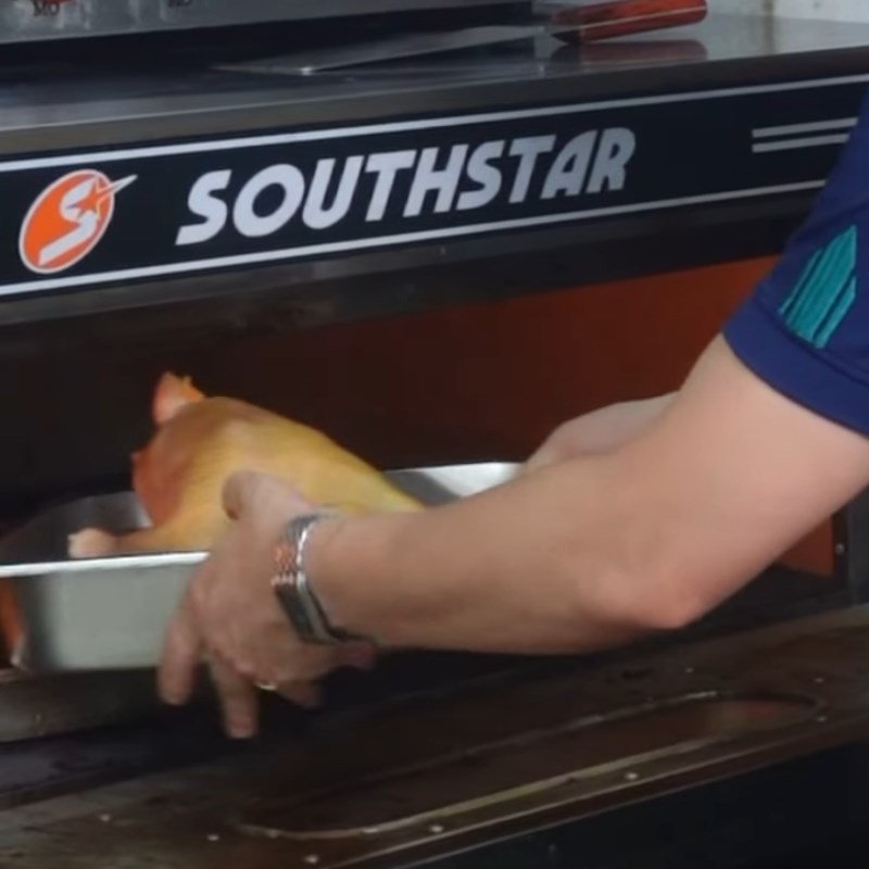 Bước 4 Nướng gà chín đều Gà quay mật ong