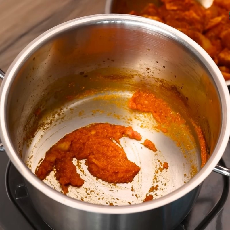 Bước 3 Nướng nguyên liệu và xay sốt Cách nấu bò kho truyền thống