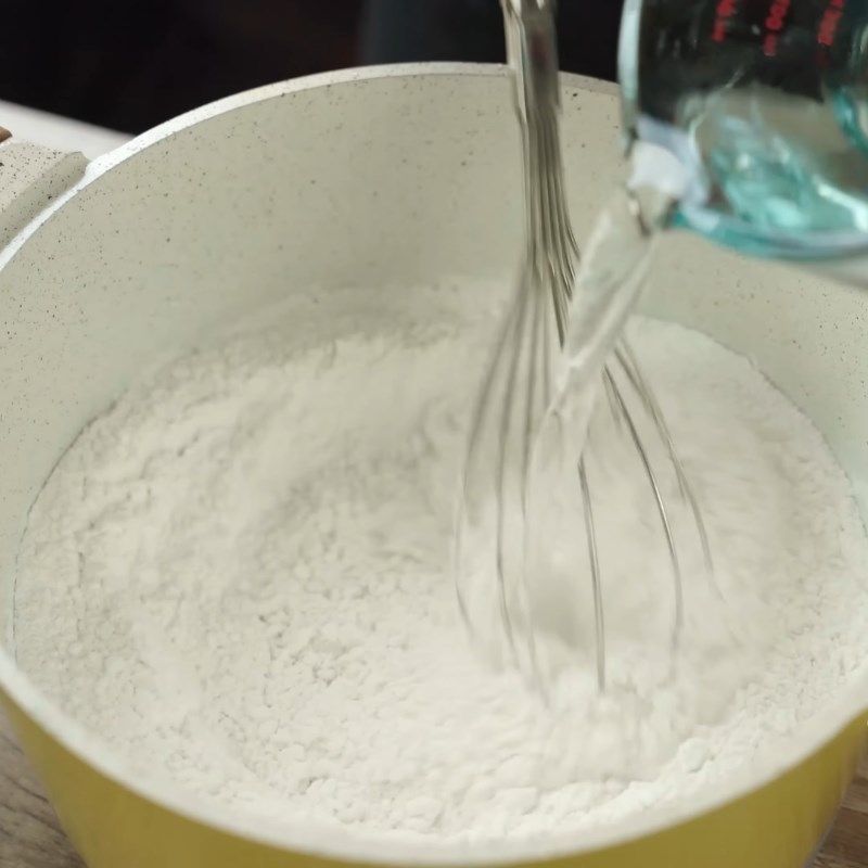 Bước 1 Pha bột gạo và bột năng Bột chiên người Hoa