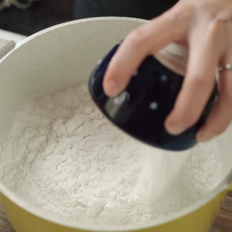 Bước 1 Pha bột gạo và bột năng Bột chiên người Hoa