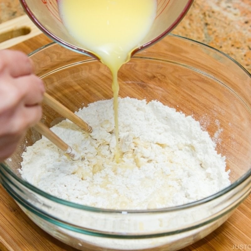 Bước 3 Pha bột tempura Tempura rau củ