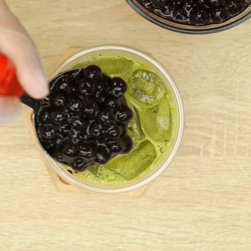 Bước 4 Pha chế trà sữa matcha trân châu đường đen trà sữa matcha trân châu