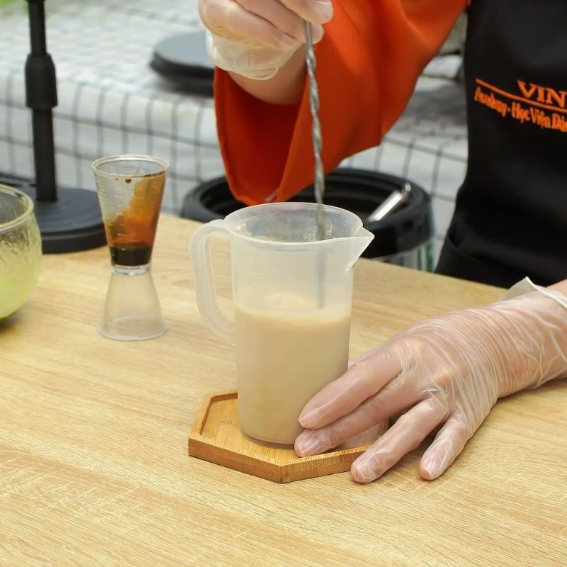Bước 4 Pha chế trà sữa matcha trân châu đường đen trà sữa matcha trân châu