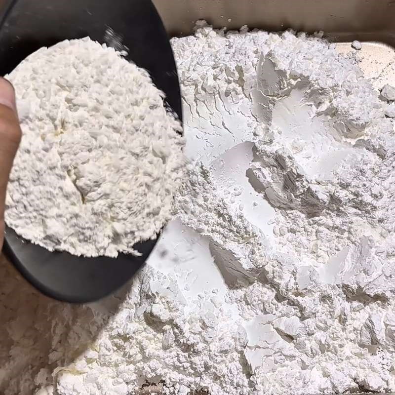 Bước 2 Pha hỗn hợp bột bánh Bánh chuối chiên phồng ruột