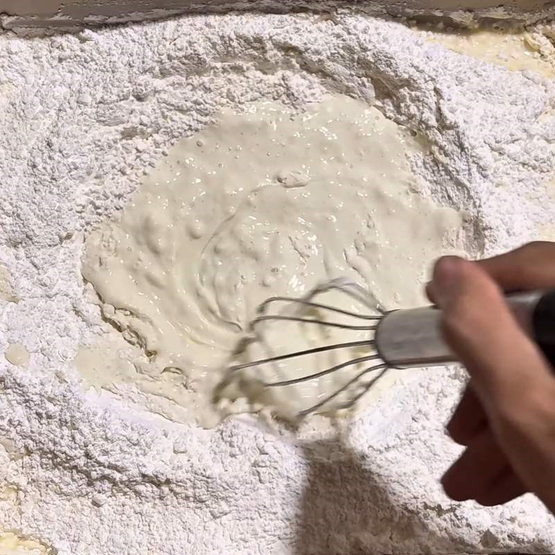 Bước 2 Pha hỗn hợp bột bánh Bánh chuối chiên phồng ruột