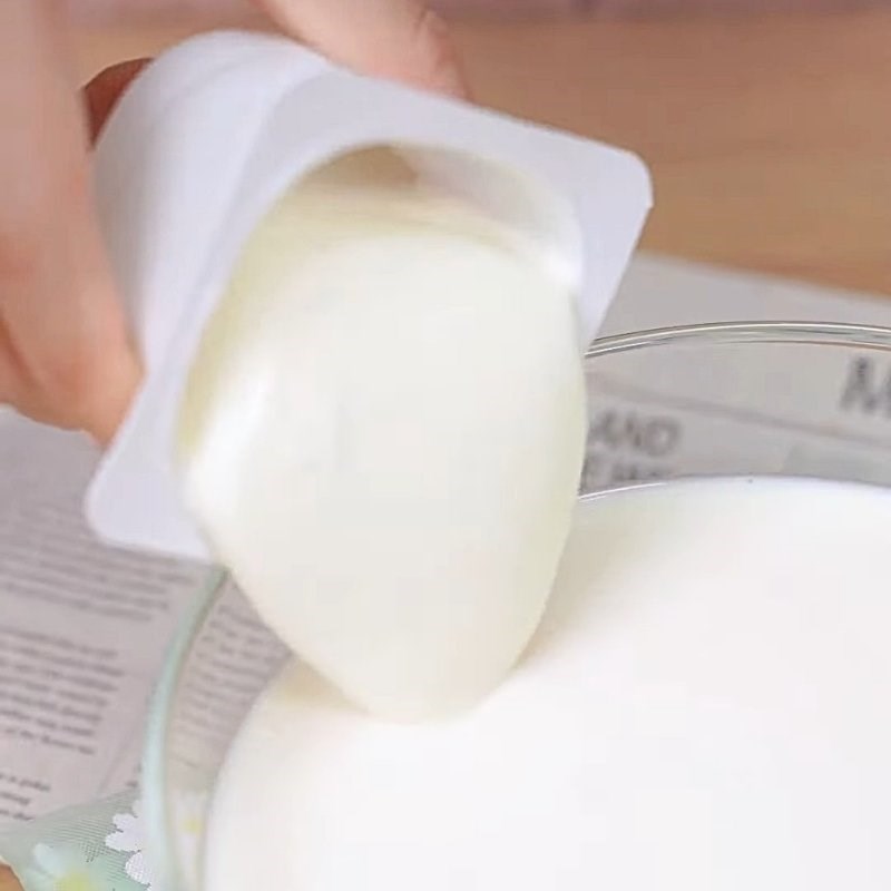 Bước 2 Pha hỗn hợp sữa cách làm sữa chua uống