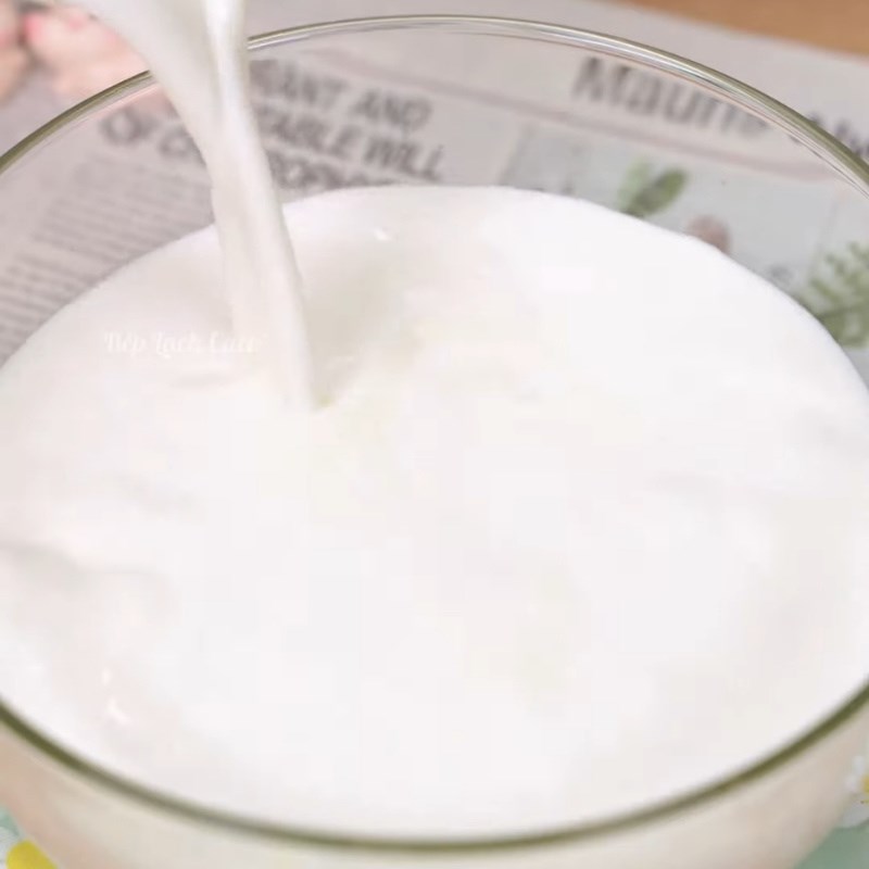 Bước 2 Pha hỗn hợp sữa cách làm sữa chua uống