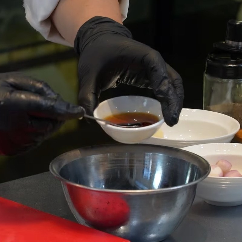 Bước 1 Pha hỗn hợp ướp nọng heo nướng Nọng heo nướng