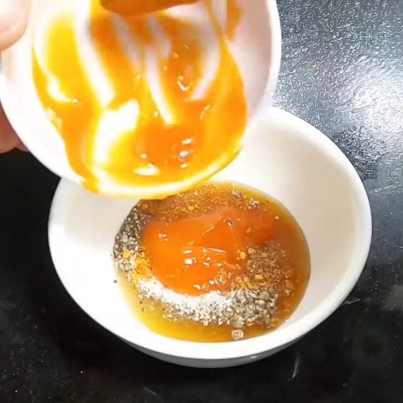 Bước 3 Pha nước sốt bơ tỏi đậm đà Tôm càng cháy tỏi