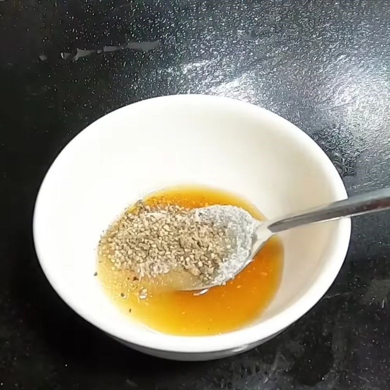 Bước 3 Pha nước sốt bơ tỏi đậm đà Tôm càng cháy tỏi