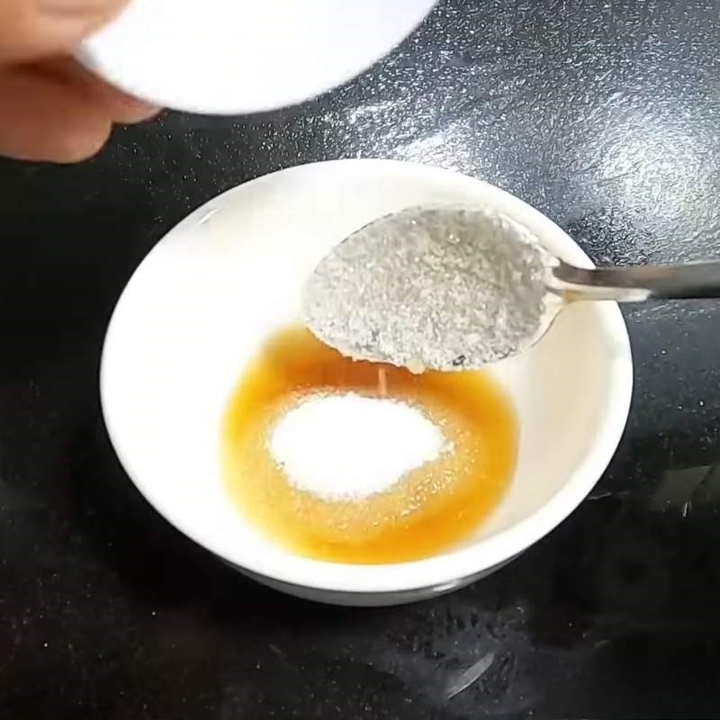 Bước 3 Pha nước sốt bơ tỏi đậm đà Tôm càng cháy tỏi