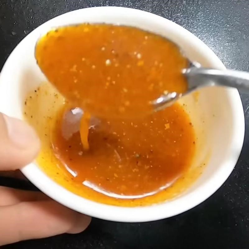 Bước 3 Pha nước sốt bơ tỏi đậm đà Tôm càng cháy tỏi