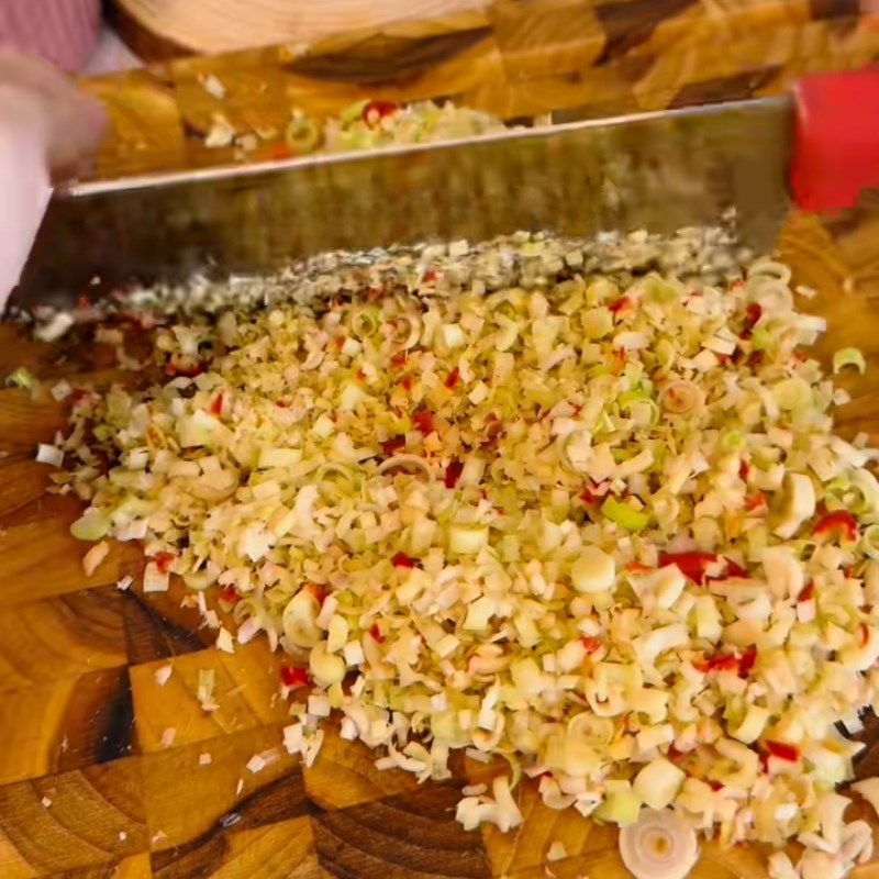 Bước 3 Pha nước sốt và chuẩn bị gia vị Sườn chiên sả ớt