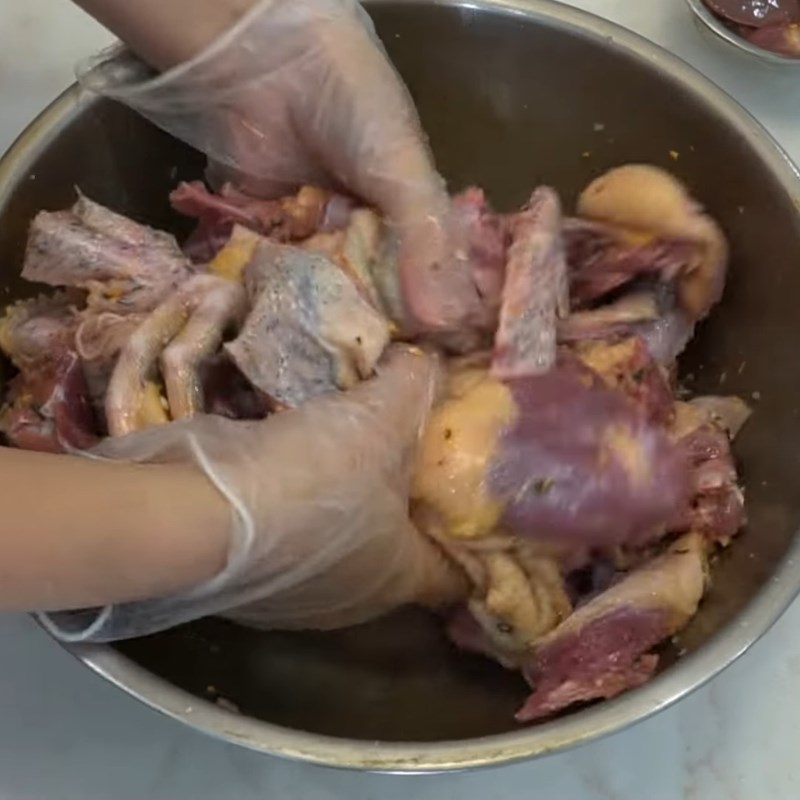 Bước 2 Phi hành tỏi và ướp thịt vịt đậm đà Bánh canh bột xắt miền Tây