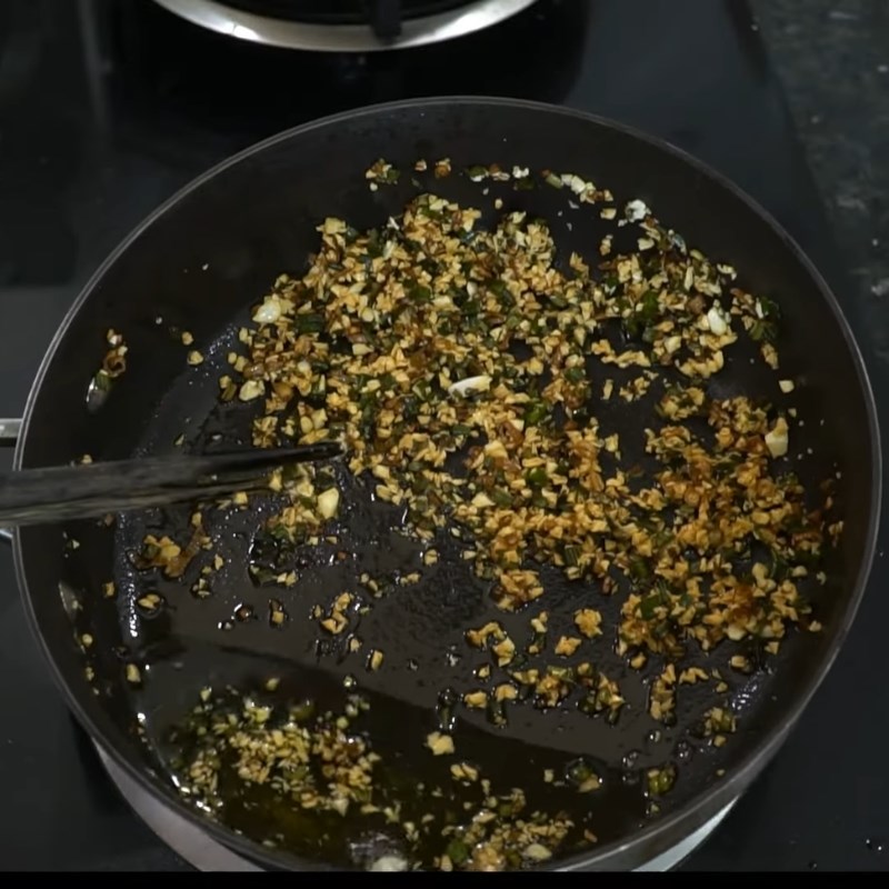 Bước 2 Phi hành tỏi và ướp thịt vịt đậm đà Bánh canh bột xắt miền Tây