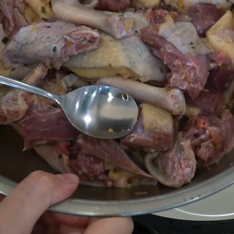 Bước 2 Phi hành tỏi và ướp thịt vịt đậm đà Bánh canh bột xắt miền Tây