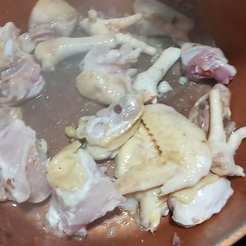 Bước 2 Phi thơm hành và xào gà Canh gà bí đỏ