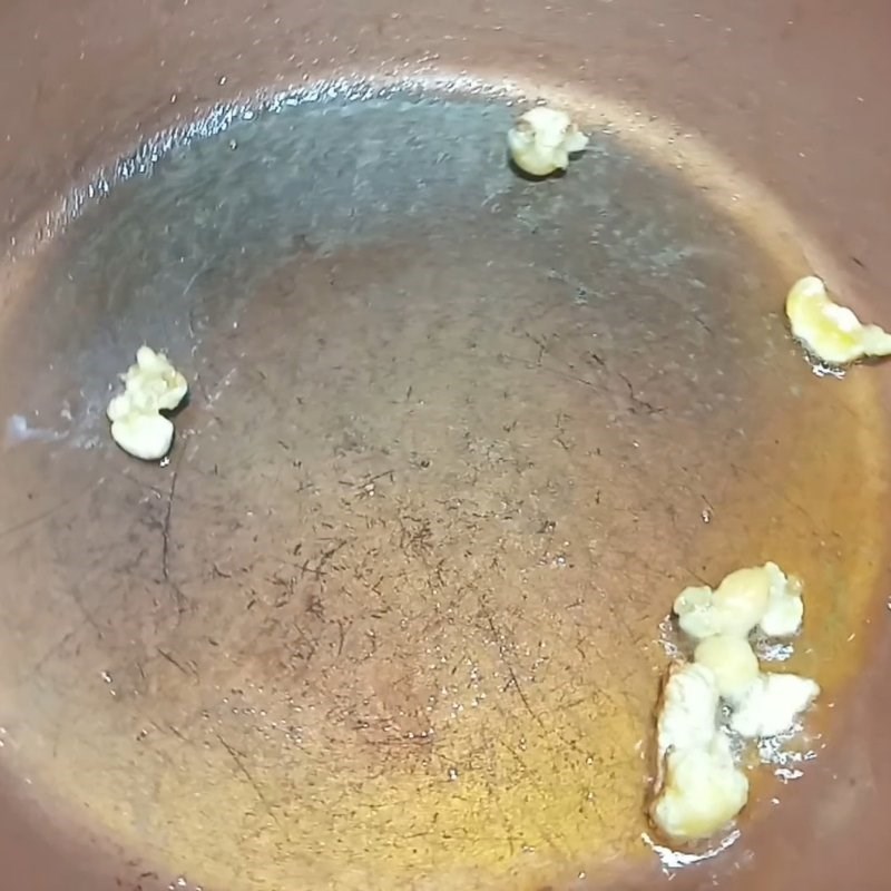 Bước 2 Phi thơm hành và xào gà Canh gà bí đỏ