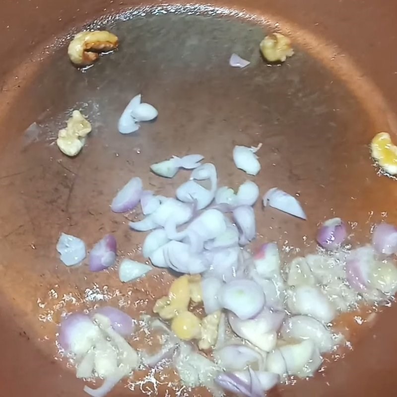 Bước 2 Phi thơm hành và xào gà Canh gà bí đỏ