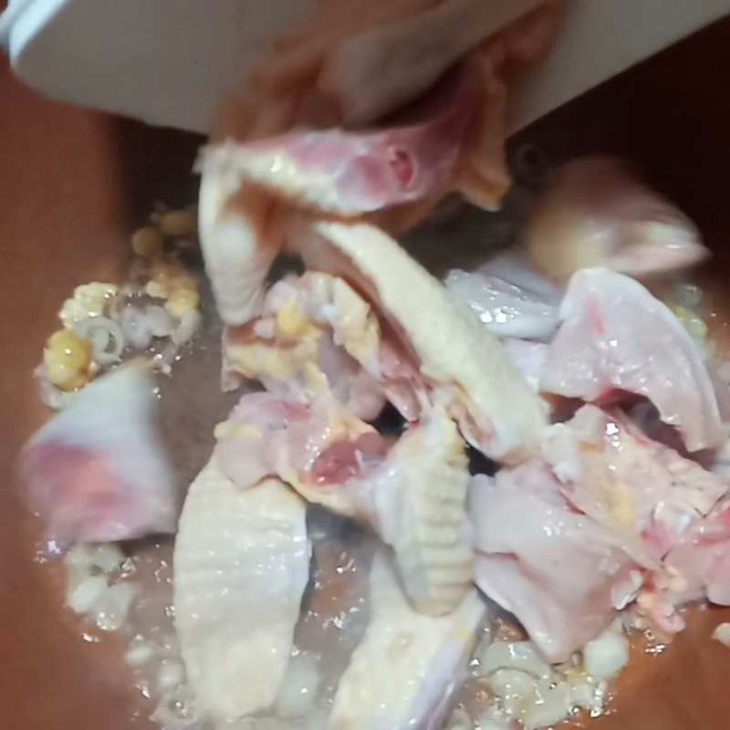 Bước 2 Phi thơm hành và xào gà Canh gà bí đỏ