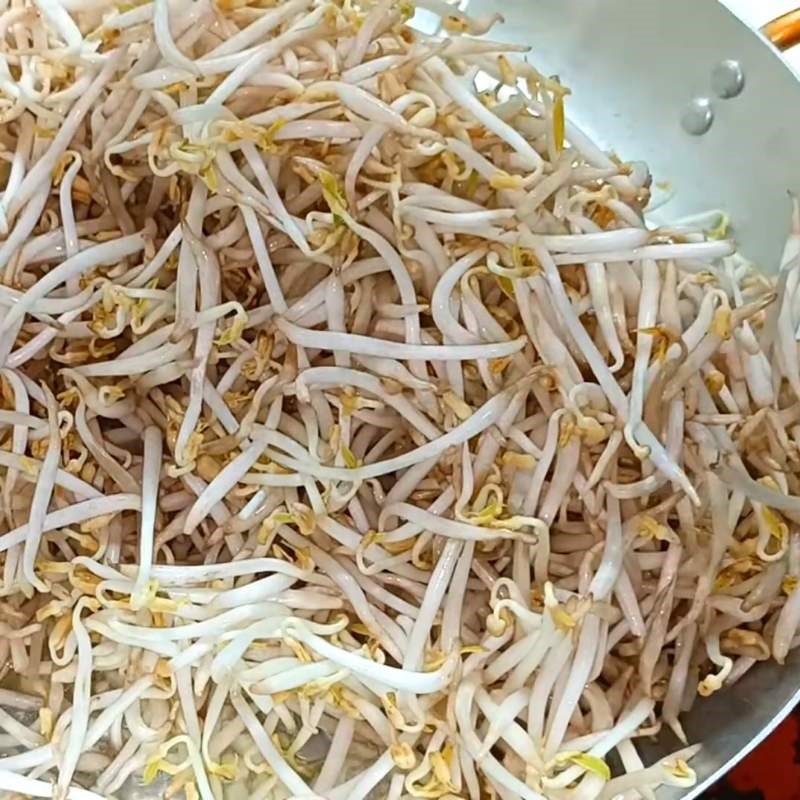 Bước 2 Phi thơm tỏi và xào nhanh giá giá xào hẹ