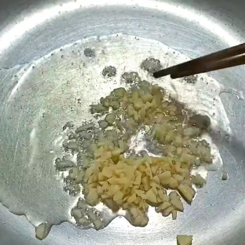 Bước 2 Phi thơm tỏi và xào nhanh giá giá xào hẹ
