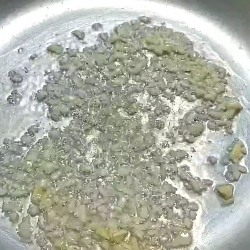 Bước 2 Phi thơm tỏi và xào nhanh giá giá xào hẹ