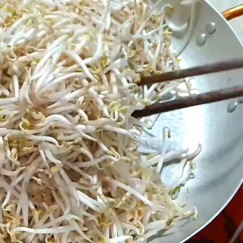 Bước 2 Phi thơm tỏi và xào nhanh giá giá xào hẹ