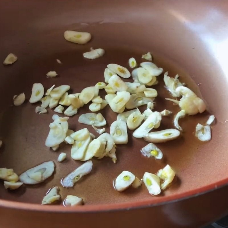 Bước 2 Phi tỏi Rau cải xoong xào tỏi