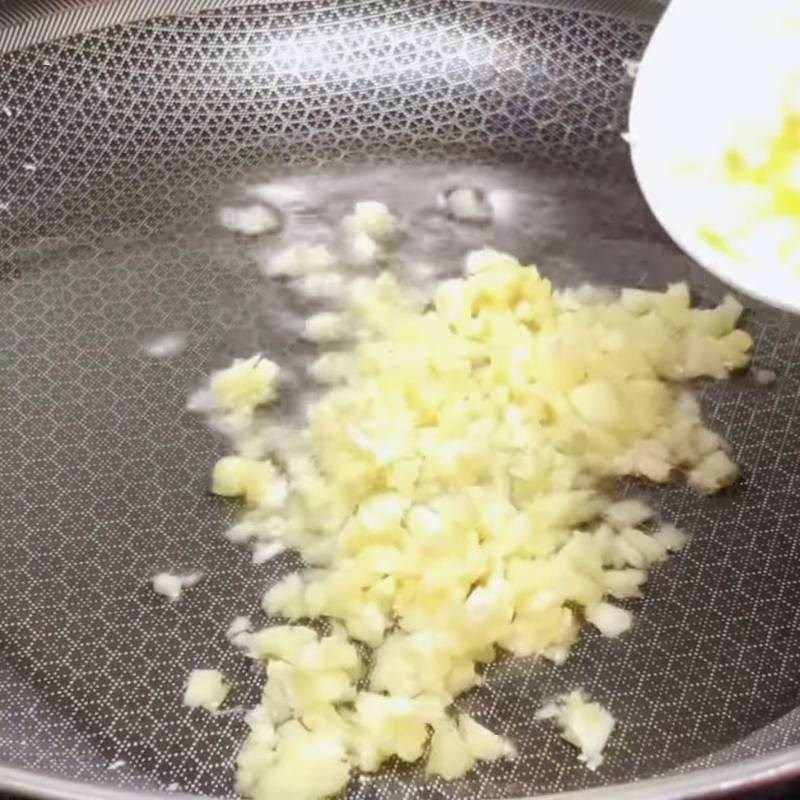 Bước 1 Phi tỏi thơm lừng Mắm me "đa năng"