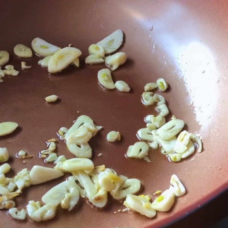 Bước 2 Phi tỏi Rau cải xoong xào tỏi