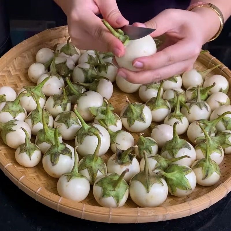 Bước 1 Phơi cà và tiệt trùng dụng cụ Cà ghém muối