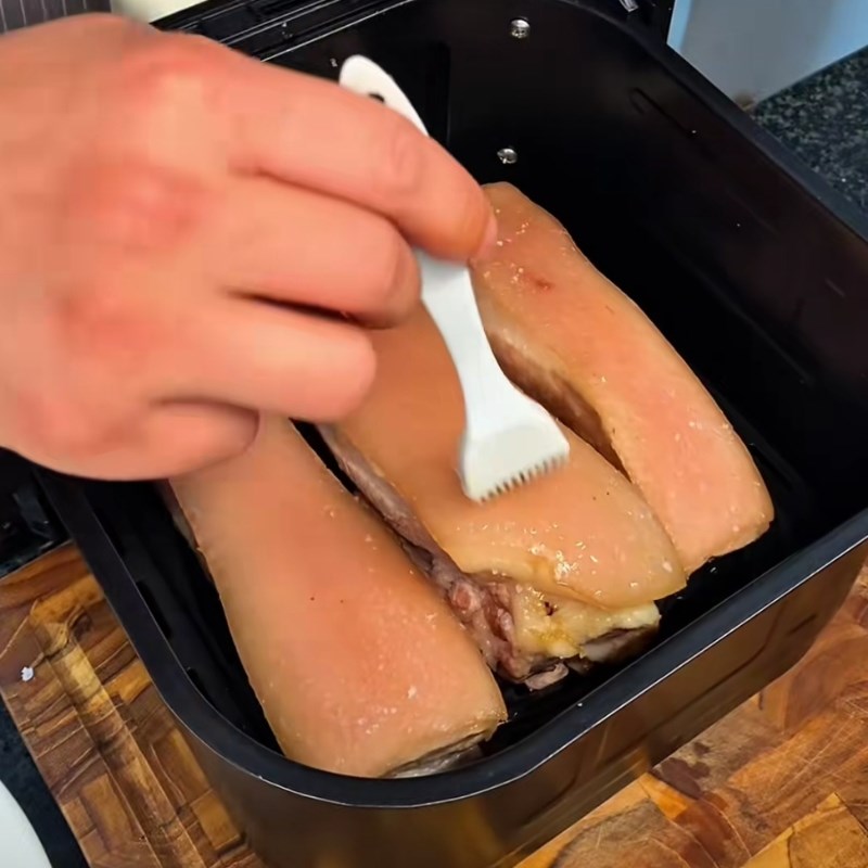 Bước 2 Quay thịt bằng nồi chiên không dầu Bánh tráng heo quay