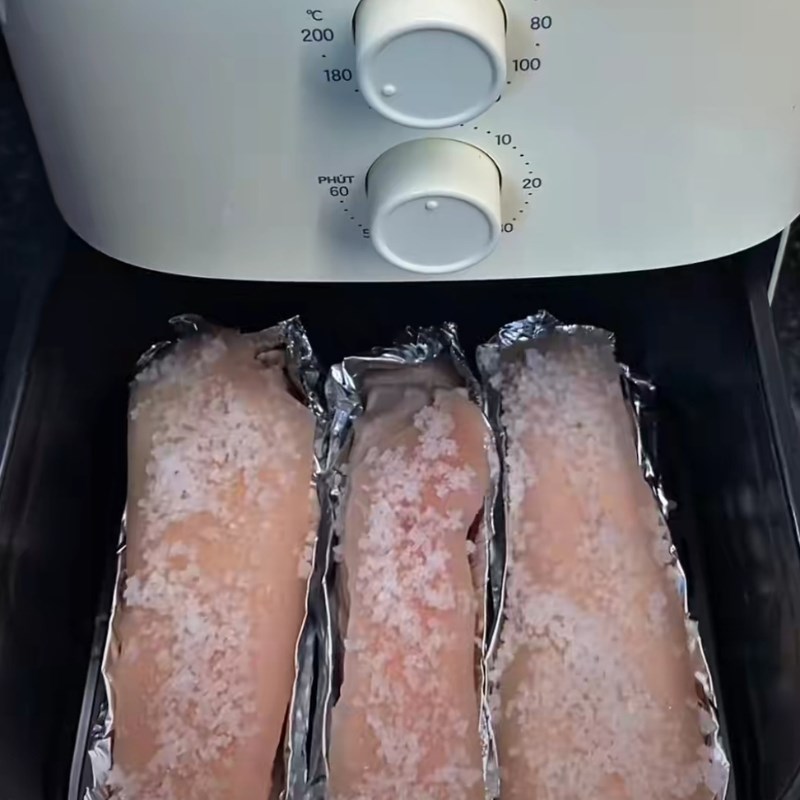 Bước 2 Quay thịt bằng nồi chiên không dầu Bánh tráng heo quay