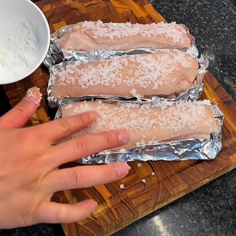 Bước 2 Quay thịt bằng nồi chiên không dầu Bánh tráng heo quay