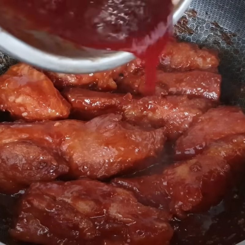 Bước 3 Rim thịt xá xíu bằng chảo Thịt xá xíu ướp bằng gói gia vị Cholimex