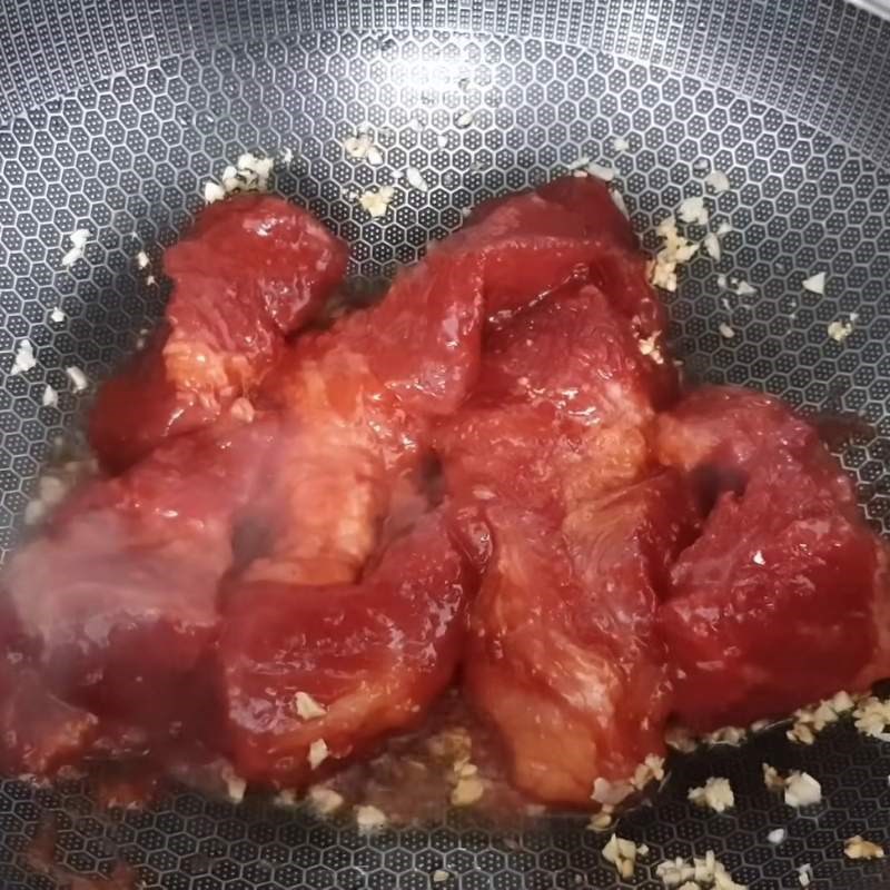 Bước 3 Rim thịt xá xíu bằng chảo Thịt xá xíu ướp bằng gói gia vị Cholimex