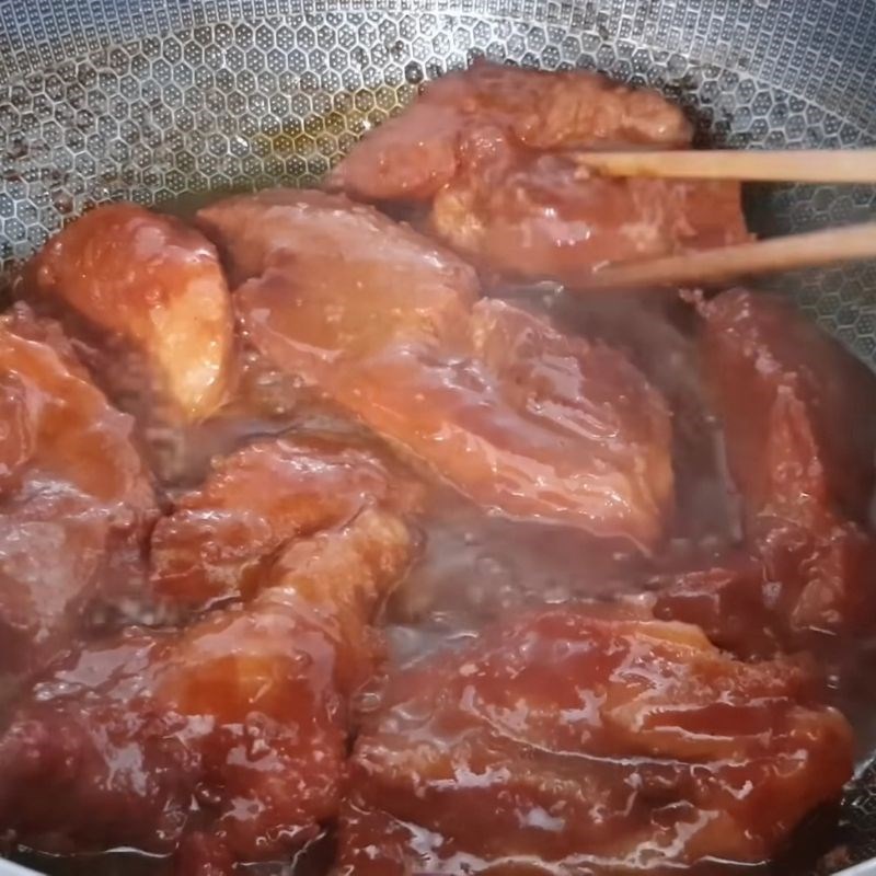 Bước 3 Rim thịt xá xíu bằng chảo Thịt xá xíu ướp bằng gói gia vị Cholimex