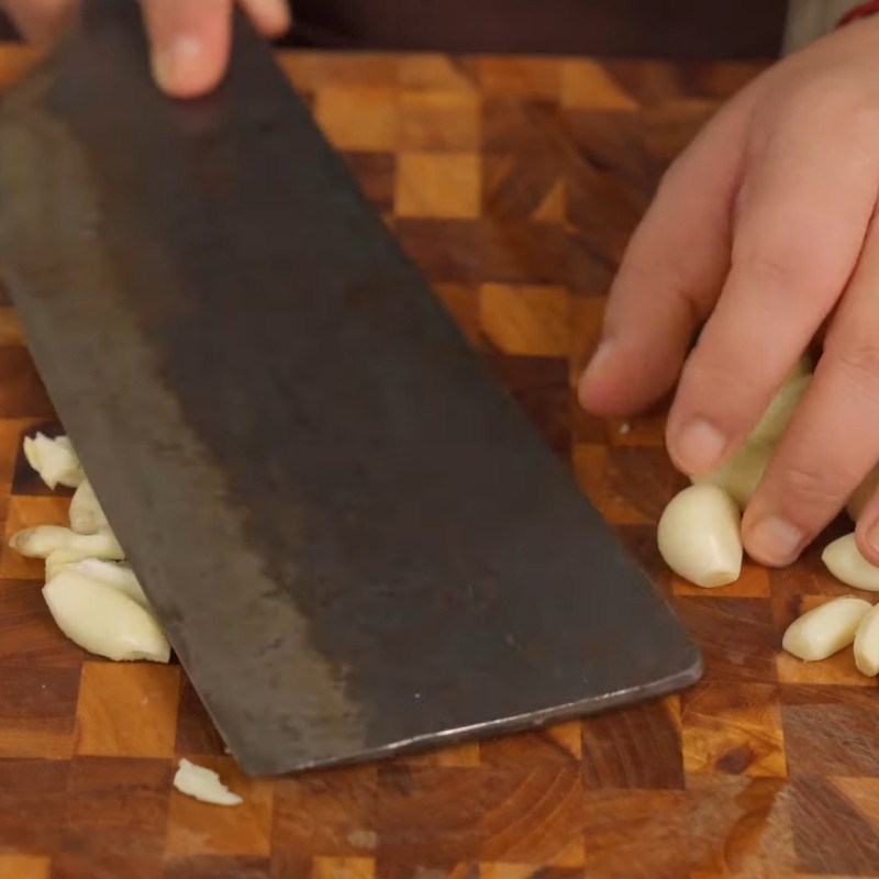 Bước 2 Sơ chế các nguyên liệu khác Bí đỏ xào tỏi