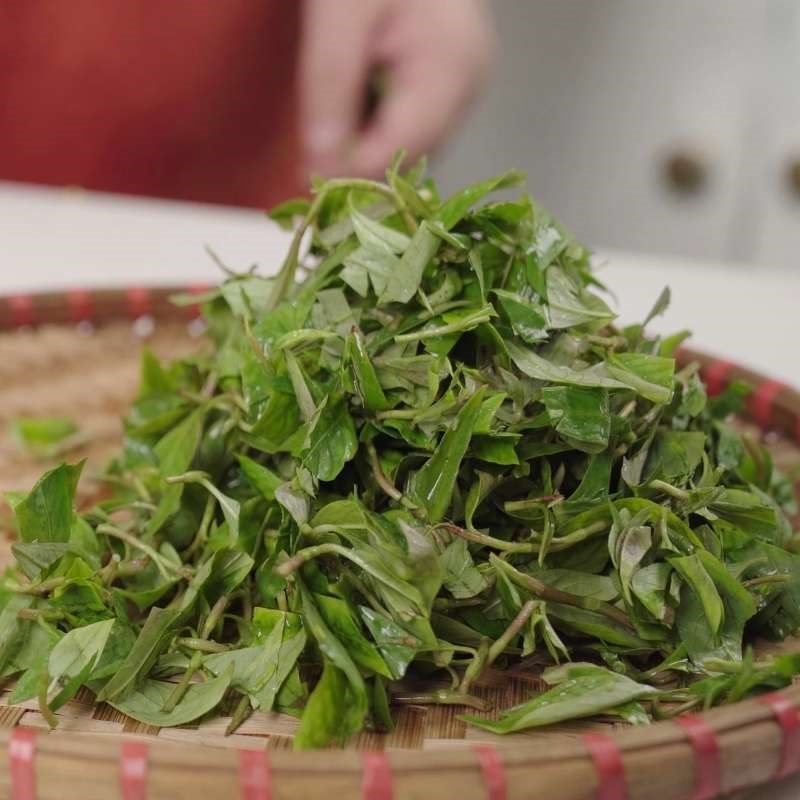 Bước 2 Sơ chế các nguyên liệu khác Lươn xào rau răm