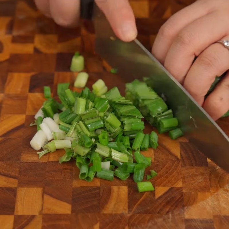 Bước 2 Sơ chế các nguyên liệu khác Bí đỏ xào tỏi